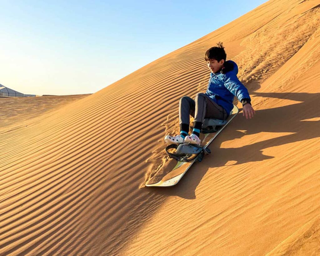 Sandboard en las dunas de arena de Merzouga